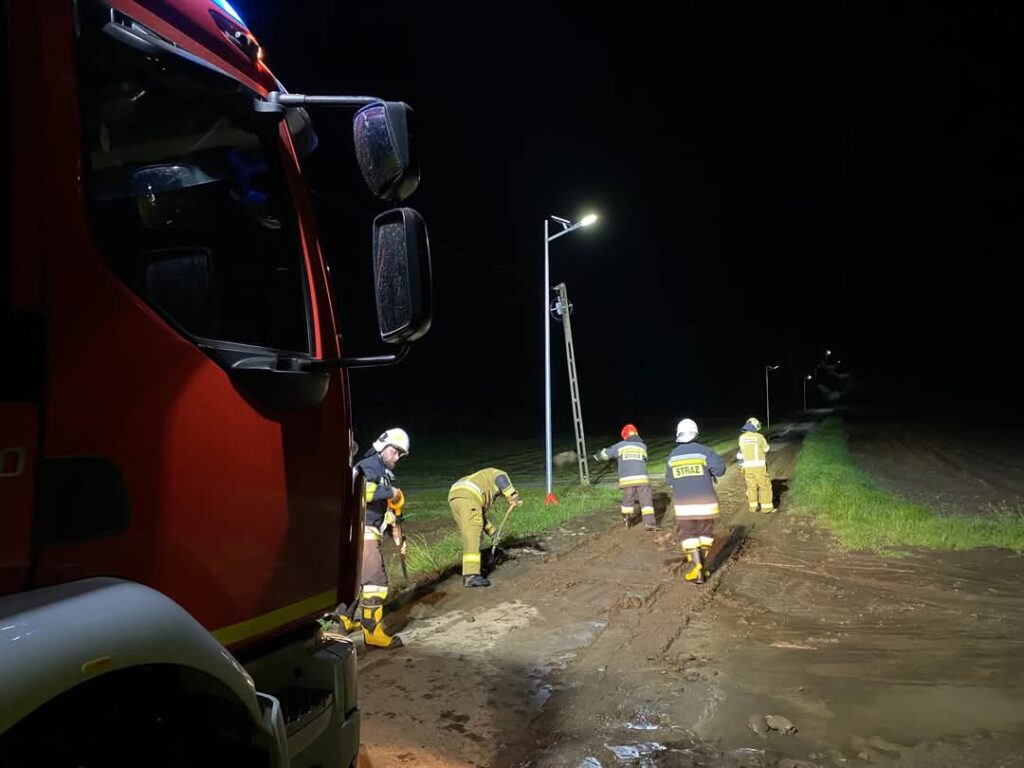 Strażacy z Zarzecza i Siennowa usuwali skutki burzy 1 Strażacy z Zarzecza i Siennowa usuwali skutki burzy