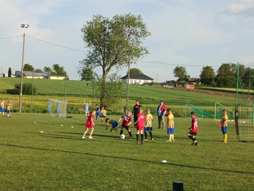 Najmłodsi piłkarze Orła Przeworsk zbierają doświadczenie na turniejach
