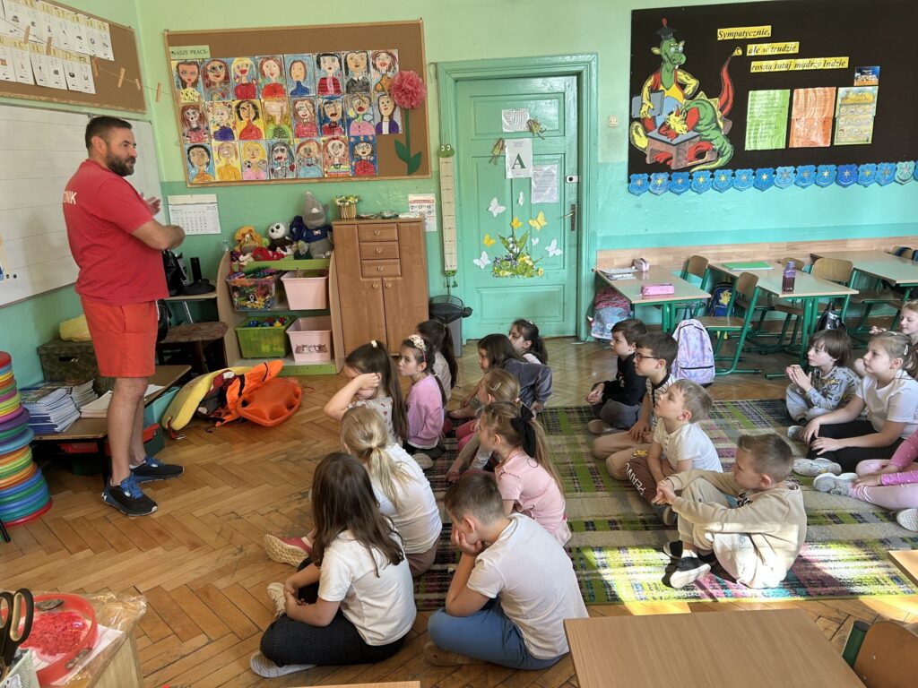 Przedszkolaki z Przeworskiej Dwójki spotkały się z ratownikiem WOPR