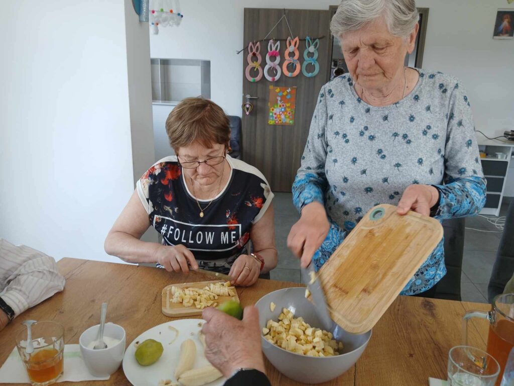 Seniorzy z Tryńczy gotują zdrowo i smacznie na warsztatach kulinarnych