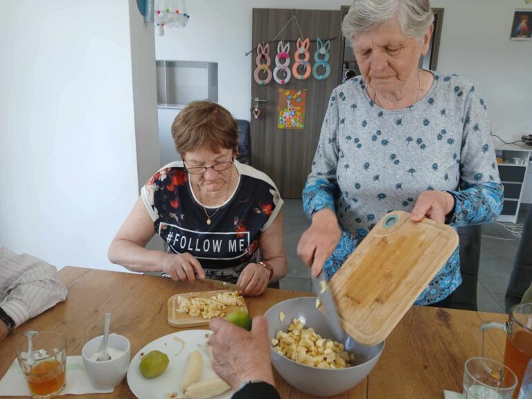 Seniorzy z Tryńczy gotują zdrowo i smacznie na warsztatach kulinarnych