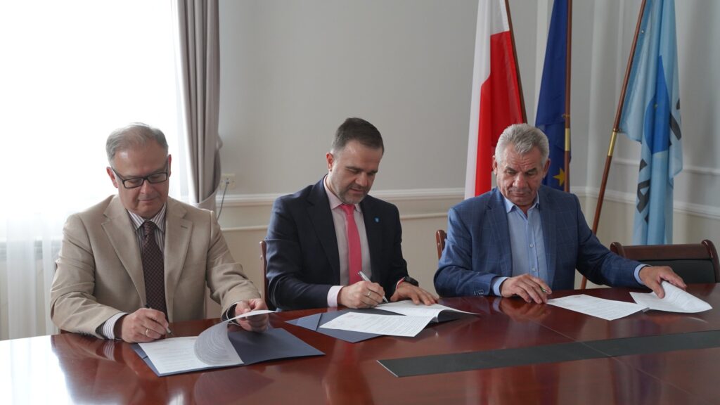 Sieniawa: Ulica Jagiellońska doczeka się przebudowy. Podpisano porozumienie gminy i powiatu 1 494475433 1101293345359270 1721206130022490874 n