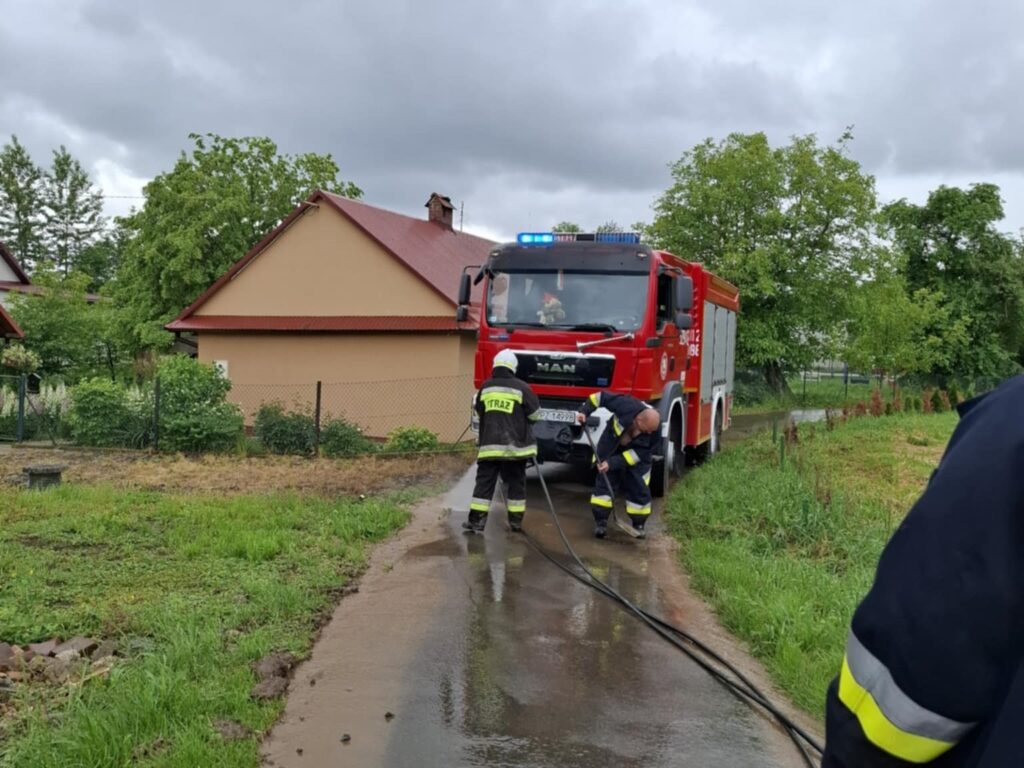 Ulewy dały się we znaki! Muł na drodze po ulewach w Wolicy