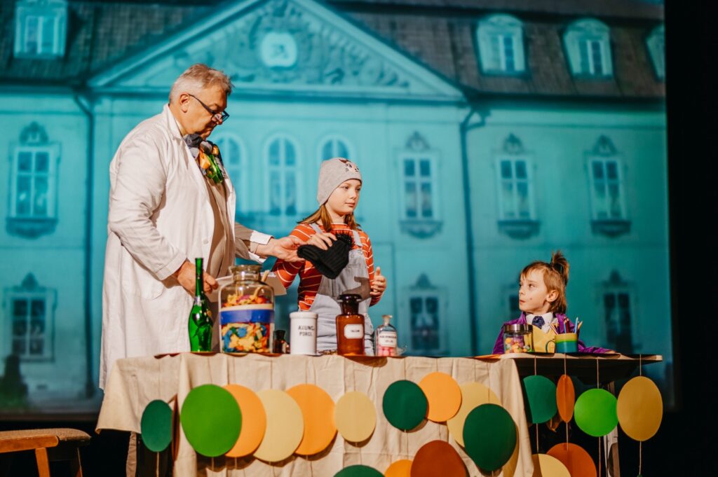 Przeworska młodzież zachwyciła na premierze spektaklu "Witajcie w naszej bajce"