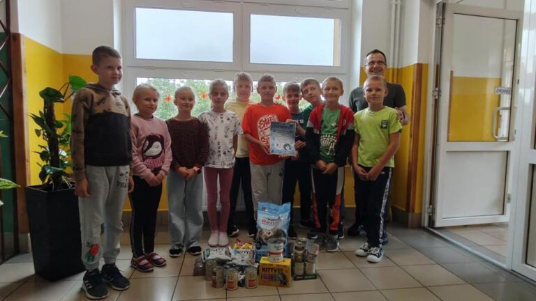  Szkoła Podstawowa w Rozborzu z wielkim sercem dla przeworskich "Kociopsich Smuteczków"