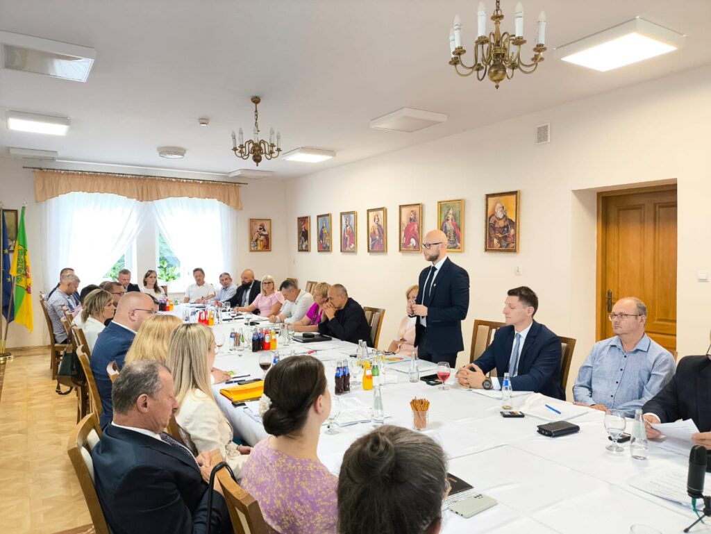 Burmistrz Jawornika Polskiego Łukasz Kawaliło z jednogłośnym absolutorium za 2024 rok