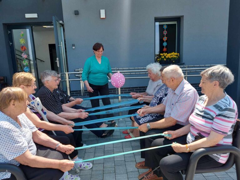 Aktywny tydzień w Centrum Opiekuńczo-Mieszkalnym w Tryńczy. Seniorzy nie narzekają na nudę