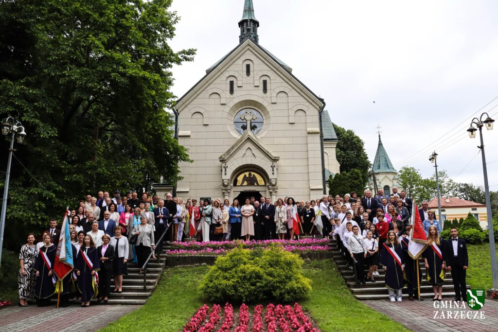 Wielki Zjazd Szkół im. Jana Pawła II w Zarzeczu. Do gminy przyjechało 45 delegacji z całej Polski 1 506397824 1024797166468947 2232790295977008647 n