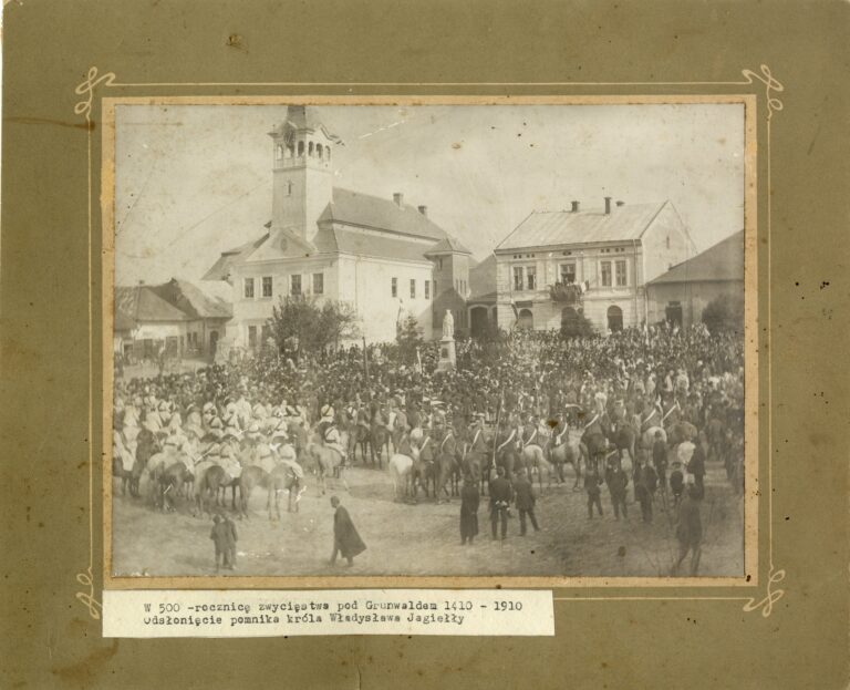 "Praojcom na chwałę, braciom na otuchę". Niezwykła historia pomnika, który zjednoczył Przeworsk