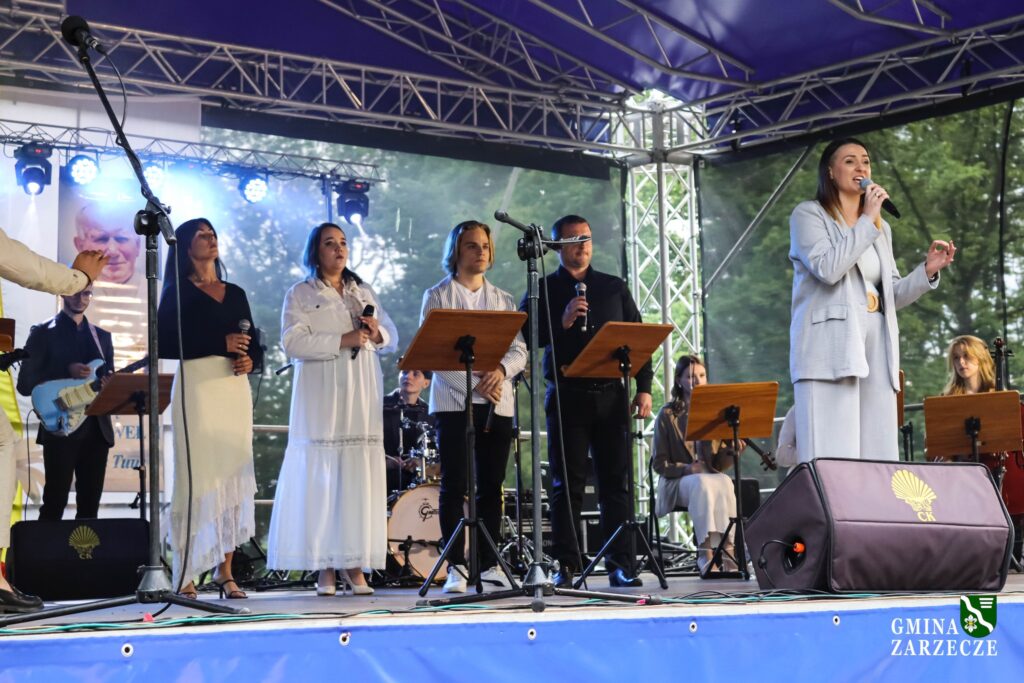Wzruszający Koncert Papieski w Zarzeczu. Zwieńczono obchody XXXIV Zjazdu Rodziny Szkół im. Jana Pawła II 1 508530544 1027629432852387 5181853791597727821 n