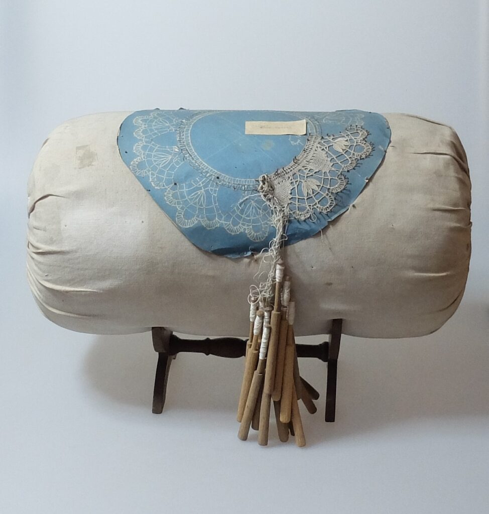 Dar Stefanii Salamon z Kańczugi: warsztat koronki klockowej z 19 klockami (kołeczkami), wzorem czeskim i rozpoczętą koronką...