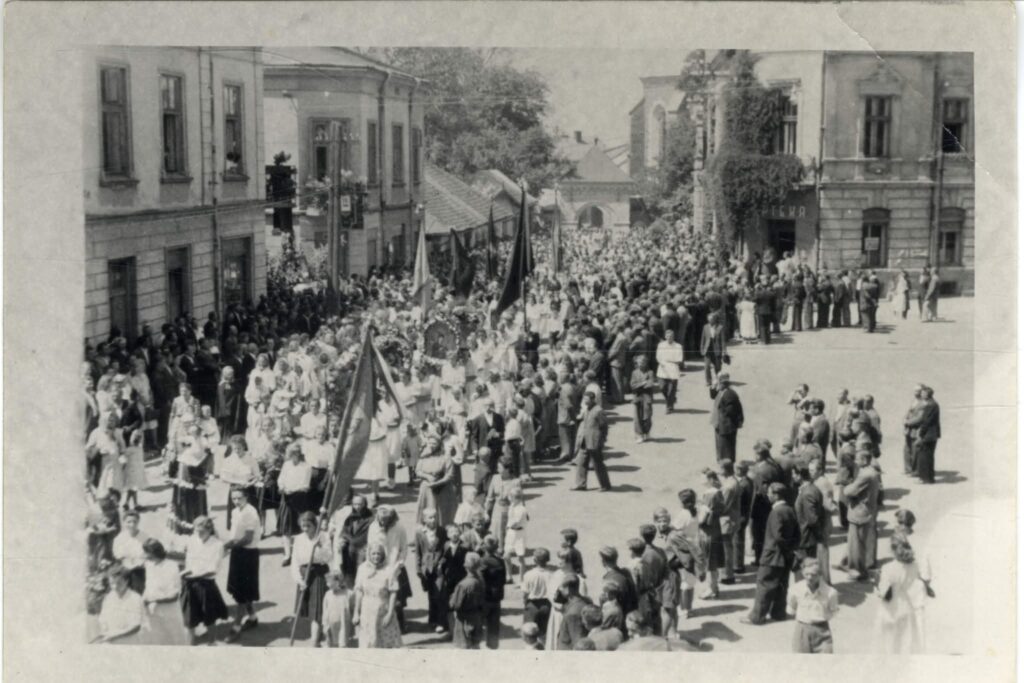 Procesja Bożego Ciała W Przeworsku Na Archiwalnym Zdjęciu Z Lat 50.–60. Xx Wieku 1 Fb Img 1750317959820