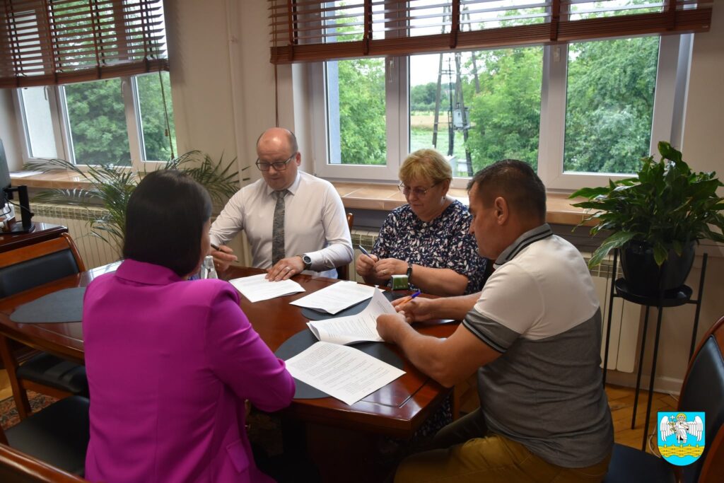 Umowa na budowę parkingu w Mikulicach podpisana. Inwestycja zostanie zrealizowana ze środków gminy 1 516891085 1121433913366110 4911913294544511809 n