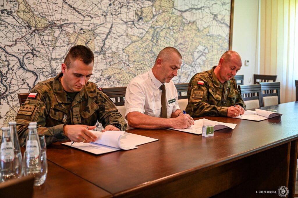 Lasy Nadleśnictwa Sieniawa poligonem dla wojska. Podpisano porozumienie 1 517033659 1172680691571927 8707001008850048832 n