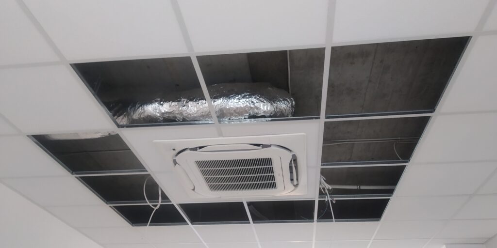 klimatyzator kasetonowy zamontowany w suficie systemowym