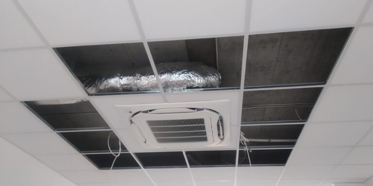 klimatyzator kasetonowy zamontowany w suficie systemowym