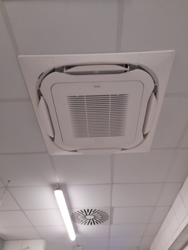 klimatyzator kasteonowy zamontowany w biurze rotated