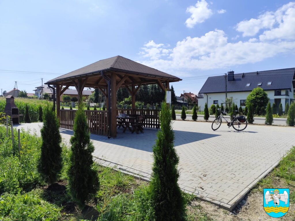 Nowe stojaki na rowery i nasadzenia w Dębowie. Zmienia się popularne miejsce rekreacji 1 525881196 1137722948403873 2937933137934064729 n