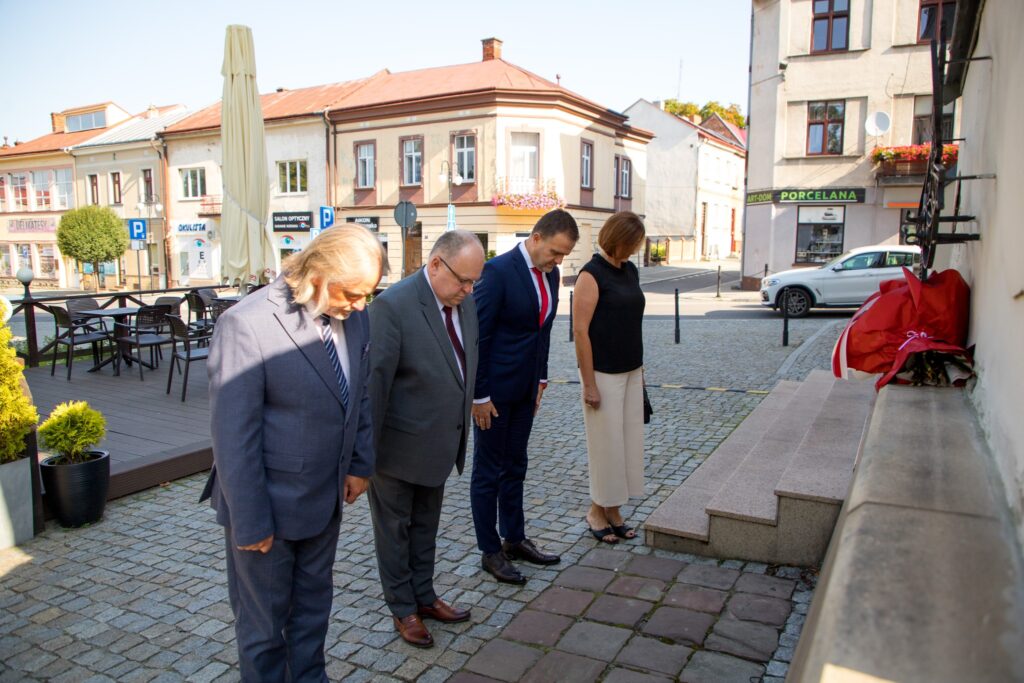 Pamięć O Bohaterach 1920 Roku. Władze Powiatu I Miasta Oddały Hołd W Przeworsku 1 533235480 1082386044095851 2922701997056193242 N