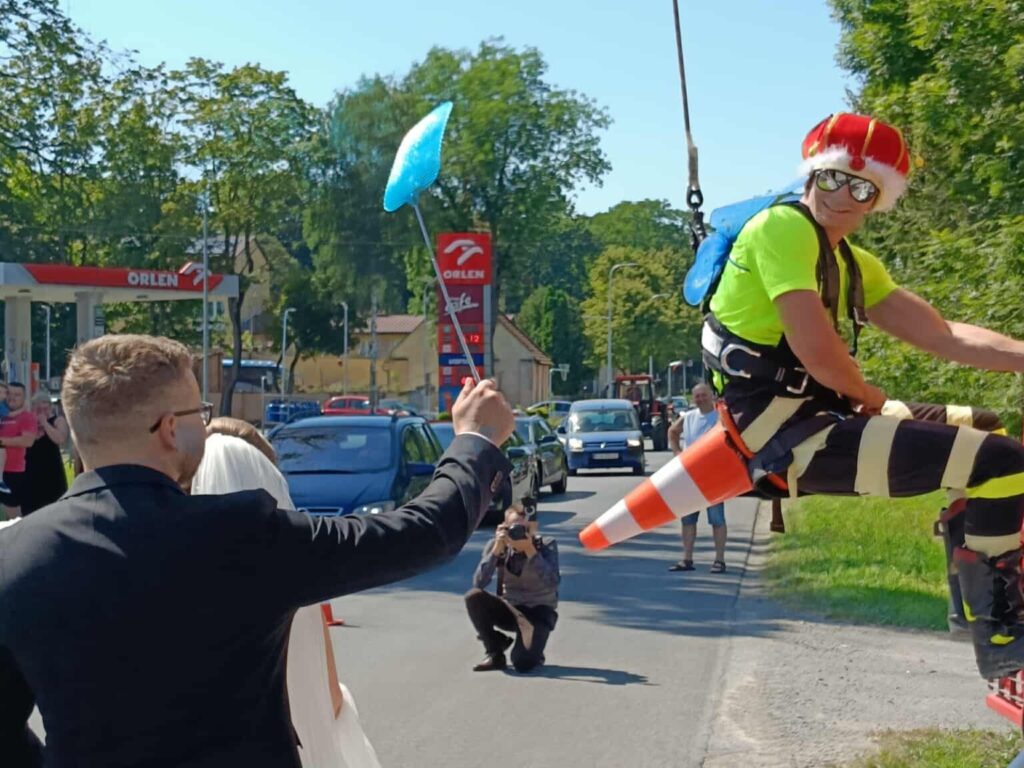 Myślisz, że widziałeś już wszystko na weselach? Zobacz, co przygotowali strażacy w Zarzeczu 1 533423040 771916498819167 5920581659357420436 n1