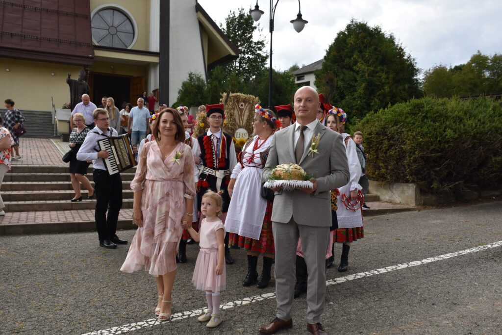 Dożynki w Rączynie: od korowodu po zabawę z zespołem Intro 1 537501679 1221203370050496 3978961609643044882 n