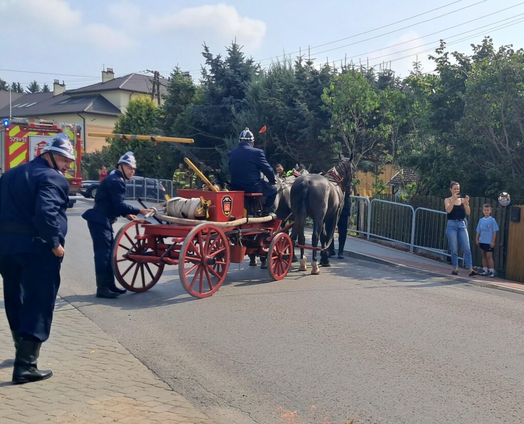 Syreny, pożar i brak paliwa. Niezwykła brama weselna strażaków dla druhny z Zarzecza 4 542731433 788286230515527 9166804225947497327 n