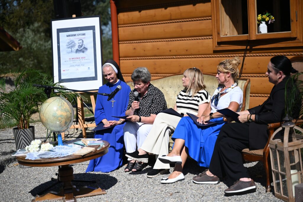 Żołnierze, dyrektorzy i poetki. Wyjątkowe Narodowe Czytanie w Tryńczy 1 544919875 1173157211512097 5694984072083509099 n