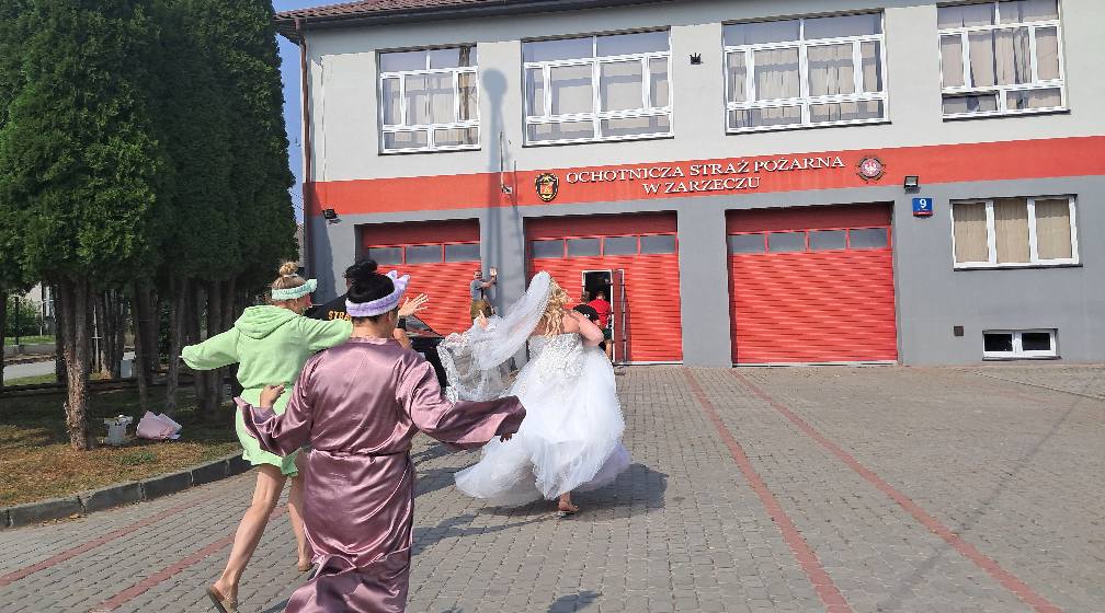 Syreny, pożar i brak paliwa. Niezwykła brama weselna strażaków dla druhny z Zarzecza 2 544929747 788282387182578 4260198554919018299 n