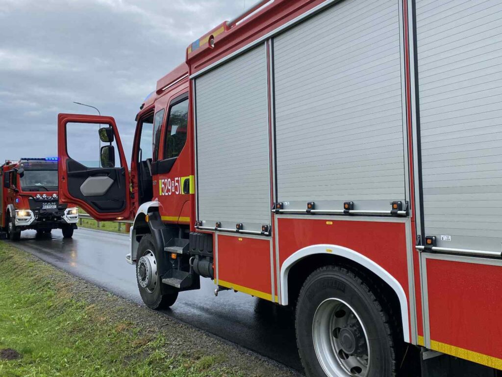 Niebezpiecznie pochylony słup nad drogą. Szybka interwencja strażaków w Zalesiu 1 548064986 796212783056205 8515672849820559373 n1