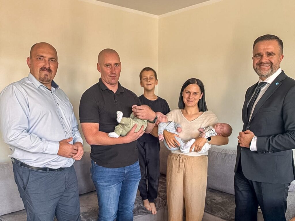 Potrójne szczęście w Zarzeczu. Starosta Przeworski z wizytą u rodziców trojaczków 1 553542282 1115152390819216 7144277733458378747 n1