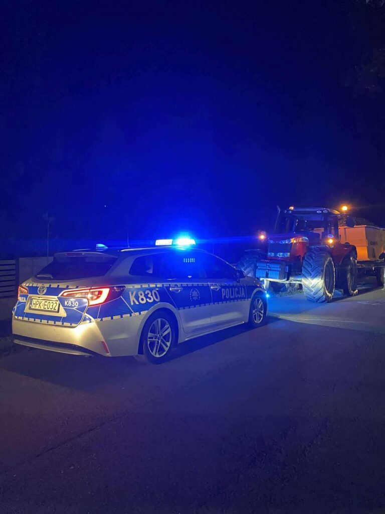 Krzeczowice. Wypadek ciągnika z samochodem osobowym. Jedna osoba trafiła do szpitala 2 557587435 1120395910203725 8483474233553155338 n