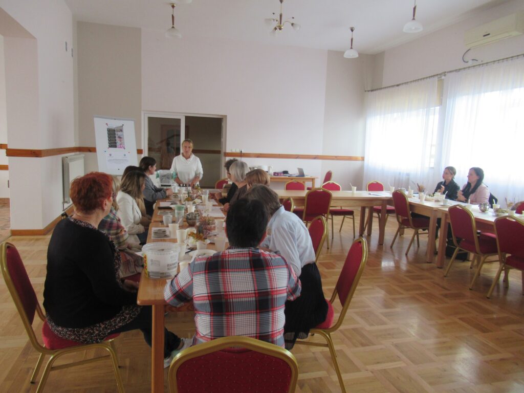 Niżatyce. Niezwykłe warsztaty w Domu Ludowym. Uczyli się robić naturalne zawieszki zapachowe z wosku 1 559322206 1261236526047180 3299835702612042451 n