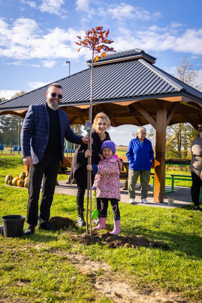 W Krasnem Odbyła Się Akcja Sadzenia Drzew Z Udziałem Przedszkolaków I Przedstawicieli Władz Gminy Adamówka 2 570133086 1127920766189351 8028709012105378143 N