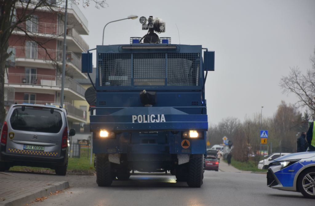 Policjanci zabezpieczali mecz pomiędzy drużynami JKS Jarosław i Karpaty Krosno 2 449 352637