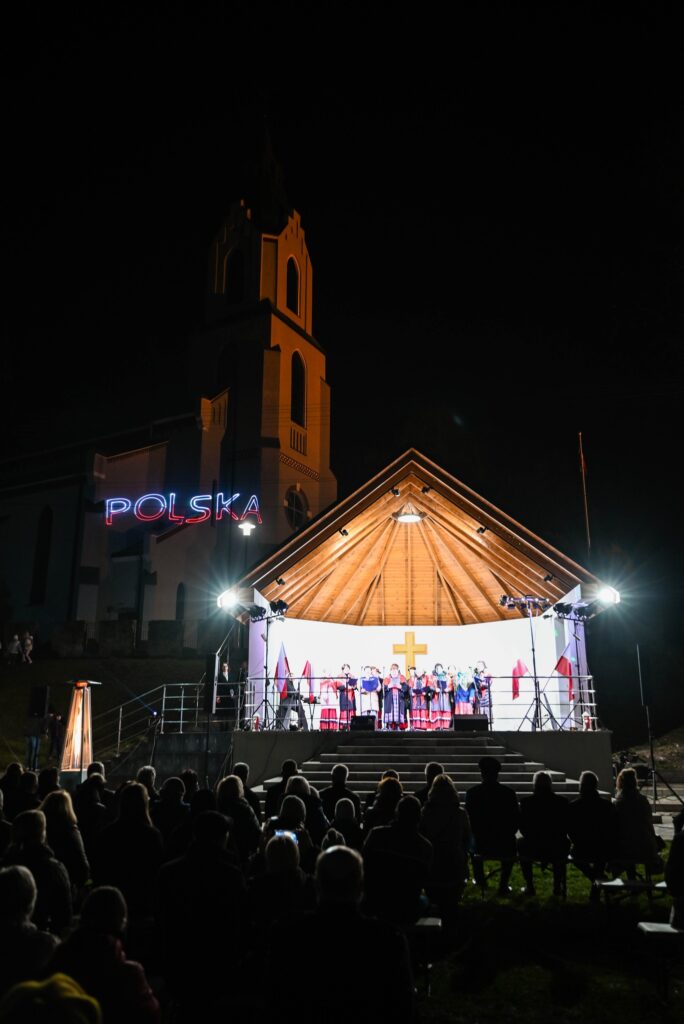 Koncert pokoleń i widowiskowy pokaz laserowy. Tak Gniewczyna Łańcucka uczciła Święto Niepodległości 2 578799143 1227738506053967 4755021165965831325 n (1)