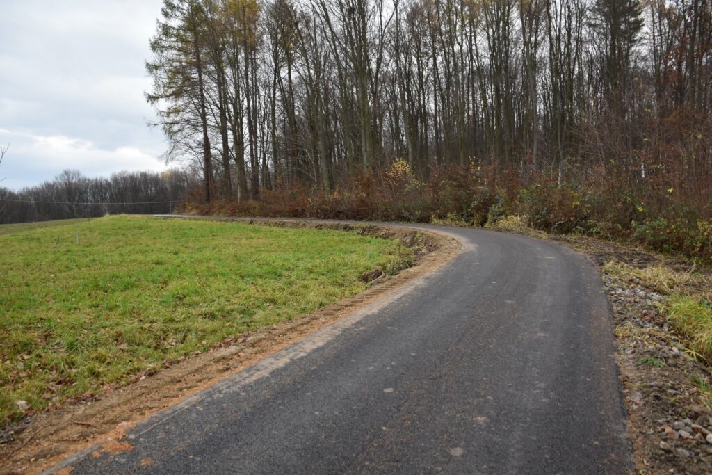 Nowy asfalt w Woli Rzeplińskiej. Inwestycja drogowa z dużym wsparciem Lasów Państwowych 1 584307371 1297238152447017 4220712592661612306 n