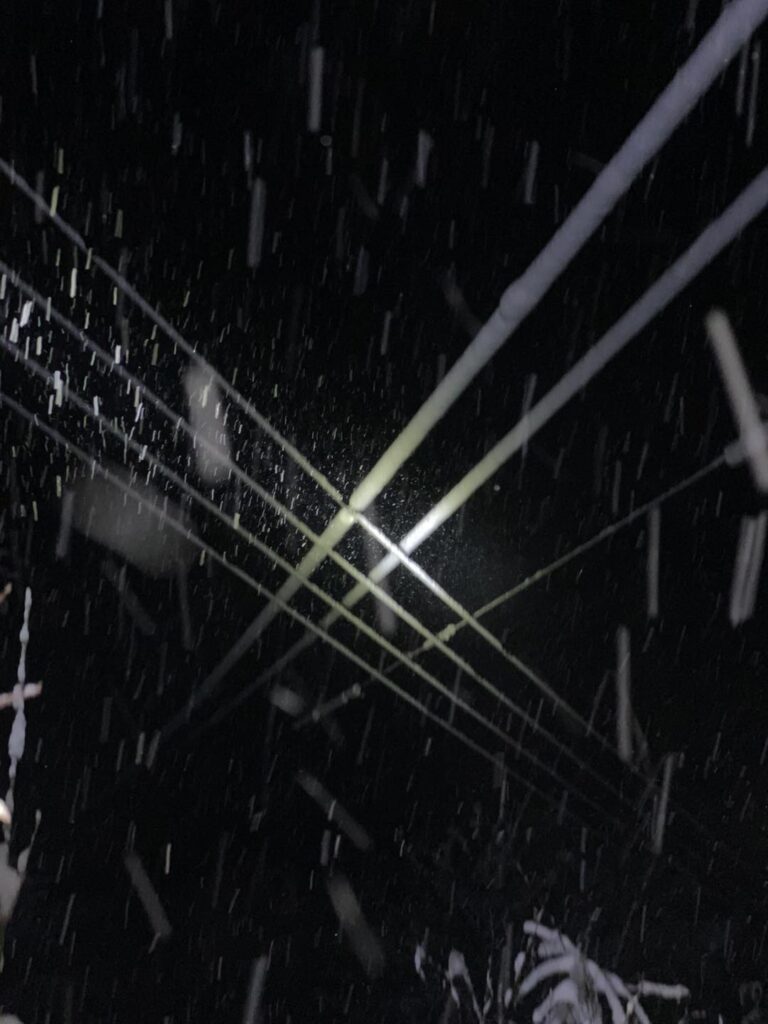 Łopuszka Wielka. Zwarcie na linii energetycznej. Nocna interwencja strażaków i pogotowia 2 586844785 1160045299572119 4578398797299097279 n