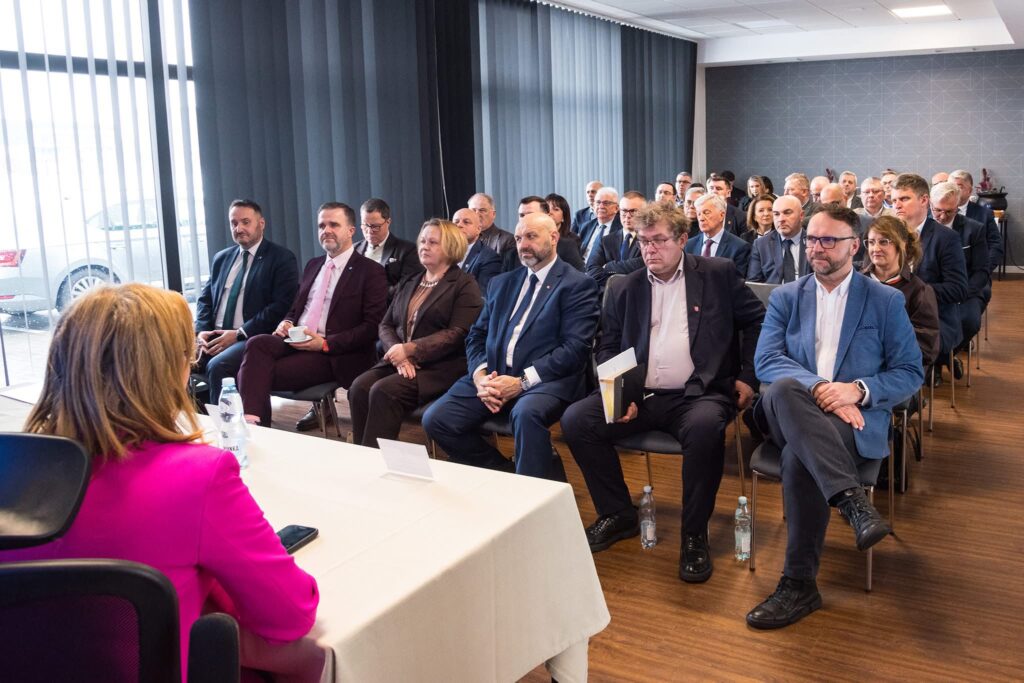 590730168 2414778835629822 3061331534793957362 N