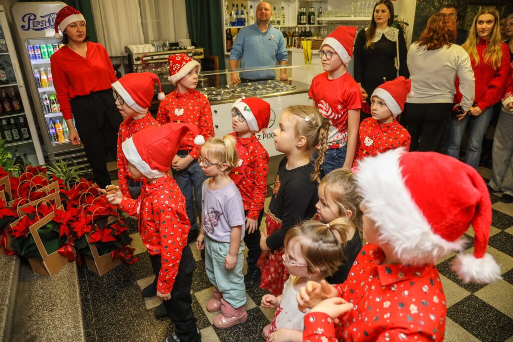 Hadle Szklarskie. Wyjątkowe Mikołajki Dla Rodzin Zastępczych. Były Prezenty, Lodowisko I Wspólne Dekorowanie Pierników 1 597569268 871382222501600 6775963177885597776 N