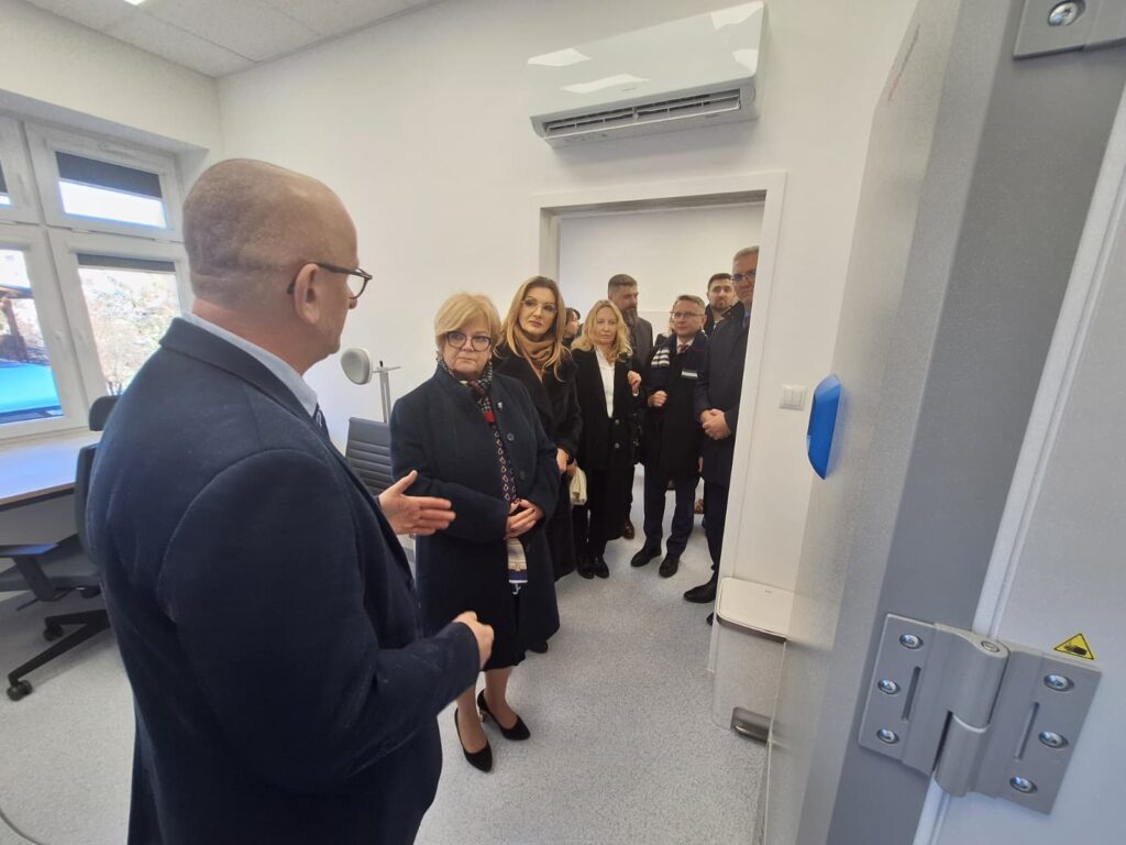 Wielka inwestycja w Brzozowie. Otwarto Centrum Wsparcia Badań Klinicznych za blisko 15 mln zł 1 616417602 1195327396122364 5504881617590031764 n