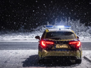 radiowóz policji w zimową noc