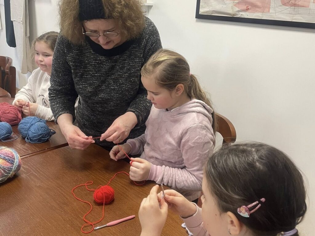 dzieci szydelkujace w bibliotece