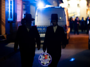 Pielgrzymi chasydzcy w rejonie miejsca kultu w Leżajsku podczas corocznej pielgrzymki do grobu cadyka Elimelecha.