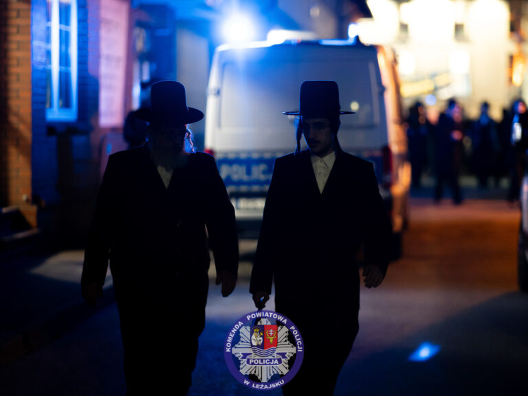 Pielgrzymi chasydzcy w rejonie miejsca kultu w Leżajsku podczas corocznej pielgrzymki do grobu cadyka Elimelecha.