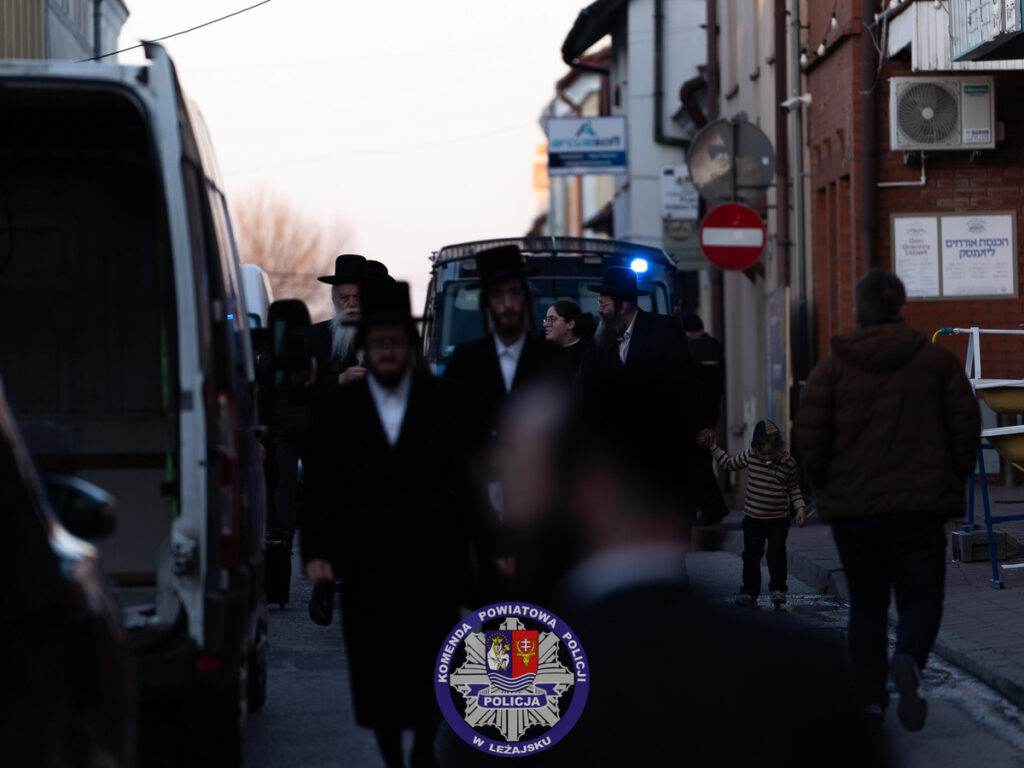 Około 4 Tysięcy Pielgrzymów W Leżajsku. Policja Zabezpieczała Pielgrzymkę Chasydów