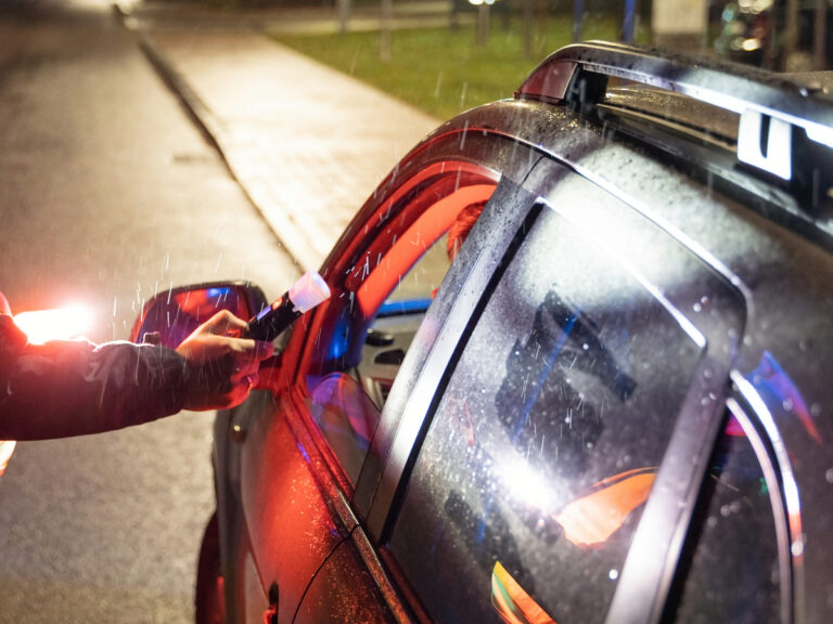 Policjanci zatrzymali w Leżajsku 52-letniego kierowcę, który prowadził samochód mając blisko 2 promile alkoholu.