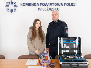 Uczennica podczas wizyty w Komendzie Powiatowej Policji w Leżajsku z technikiem kryminalistyki
