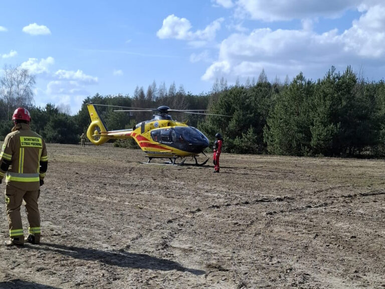 Śmigłowiec Lotniczego Pogotowia Ratunkowego na miejscu wypadku motocyklisty na drodze leśnej między Wolą Zarczycką a Nową Sarzyną