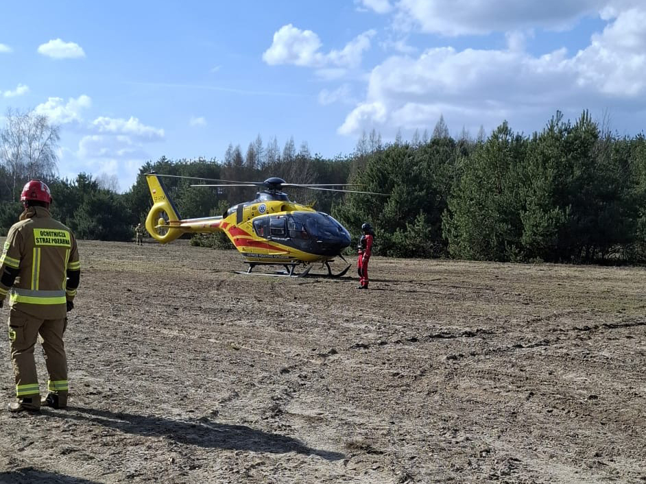 Śmigłowiec Lotniczego Pogotowia Ratunkowego na miejscu wypadku motocyklisty na drodze leśnej między Wolą Zarczycką a Nową Sarzyną