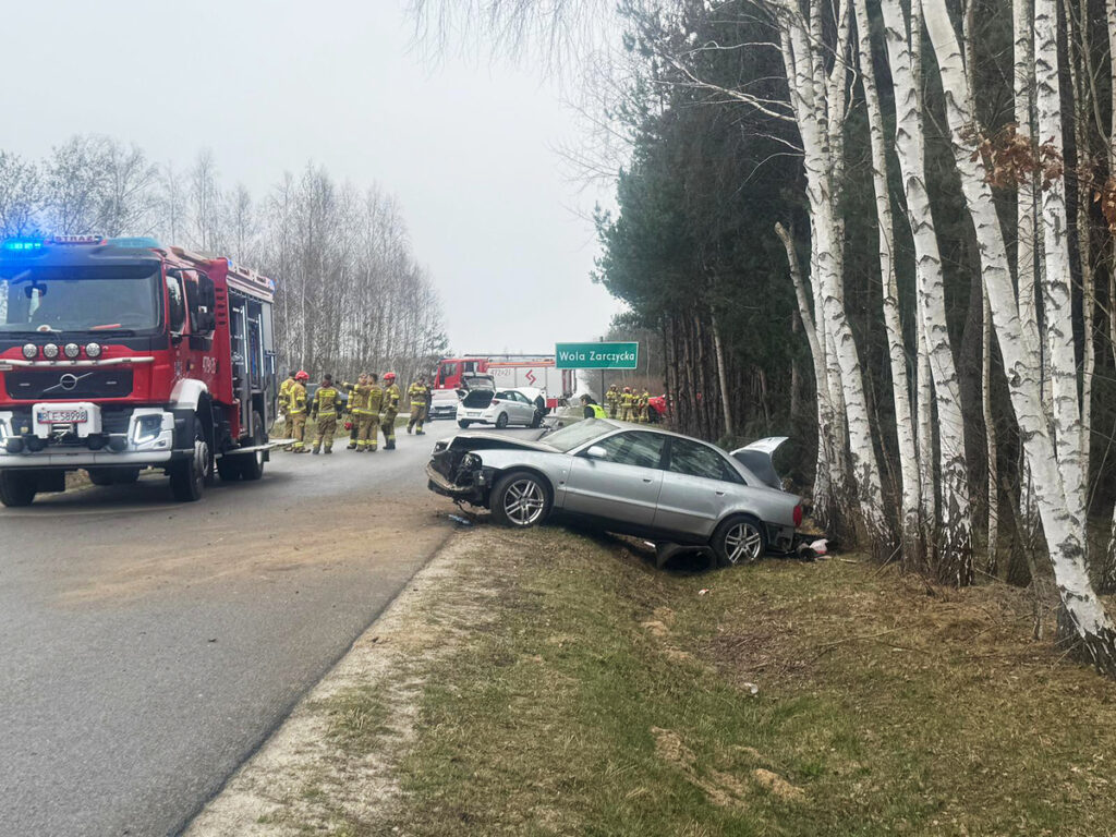 Radiowóz straży podczas interwencji drogowej w powiecie leżajskim